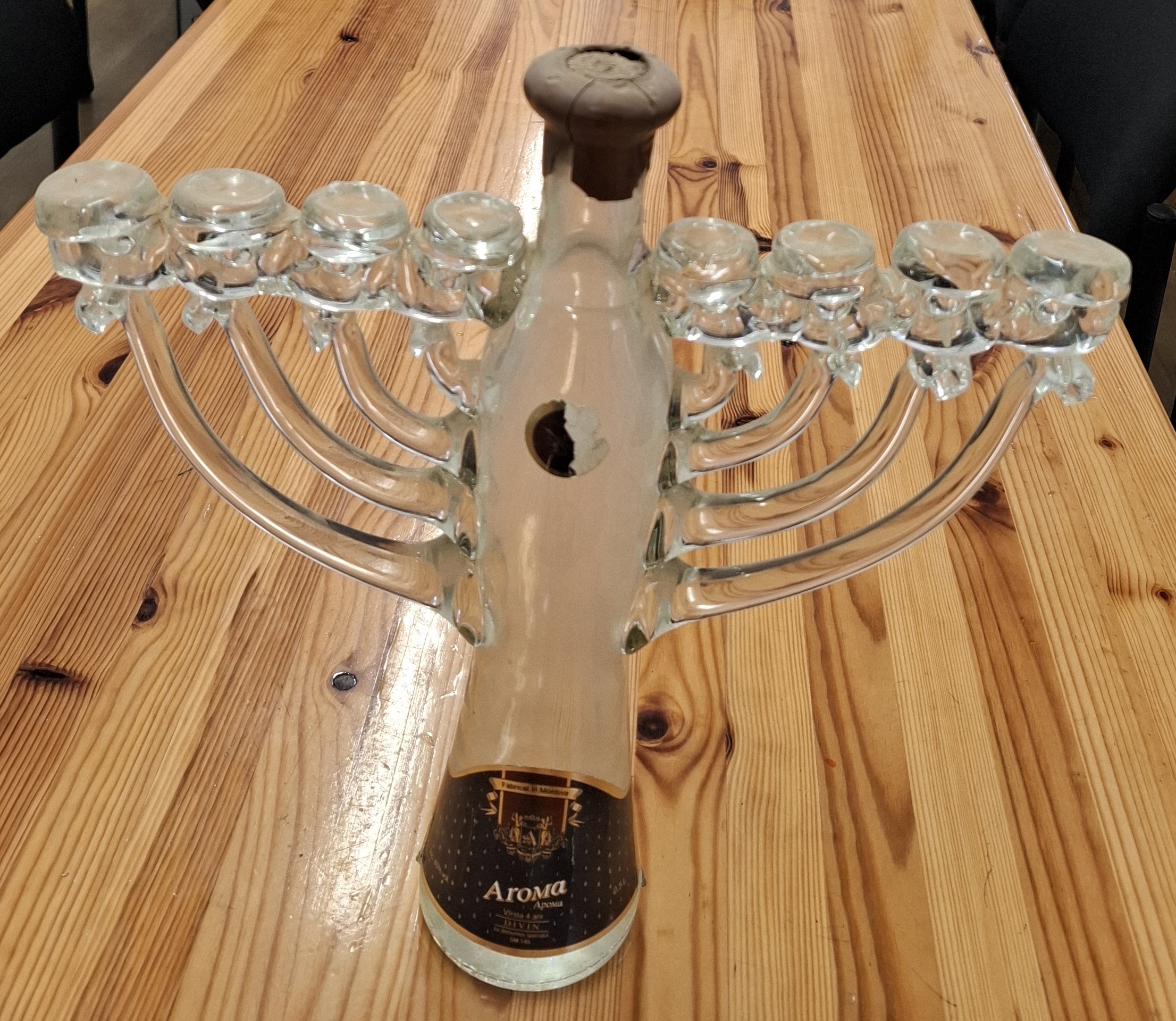 חנוכיה מזכוכית  